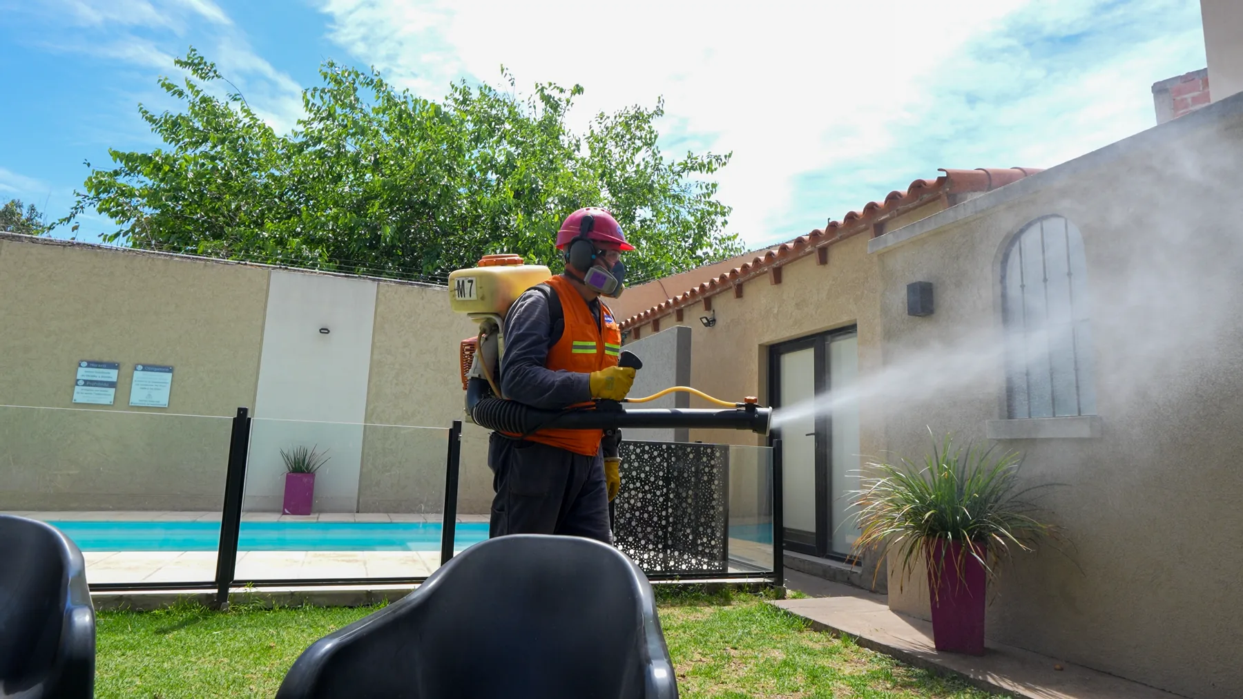 Técnico equipado durante una aplicación