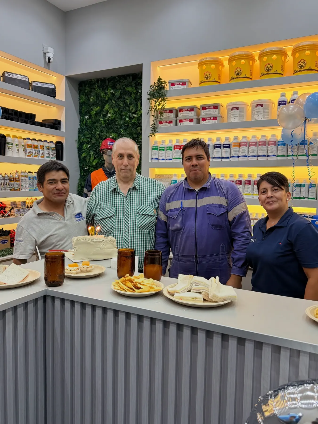 Integrantes de O.FRE.SER reunidos en el local comercial
