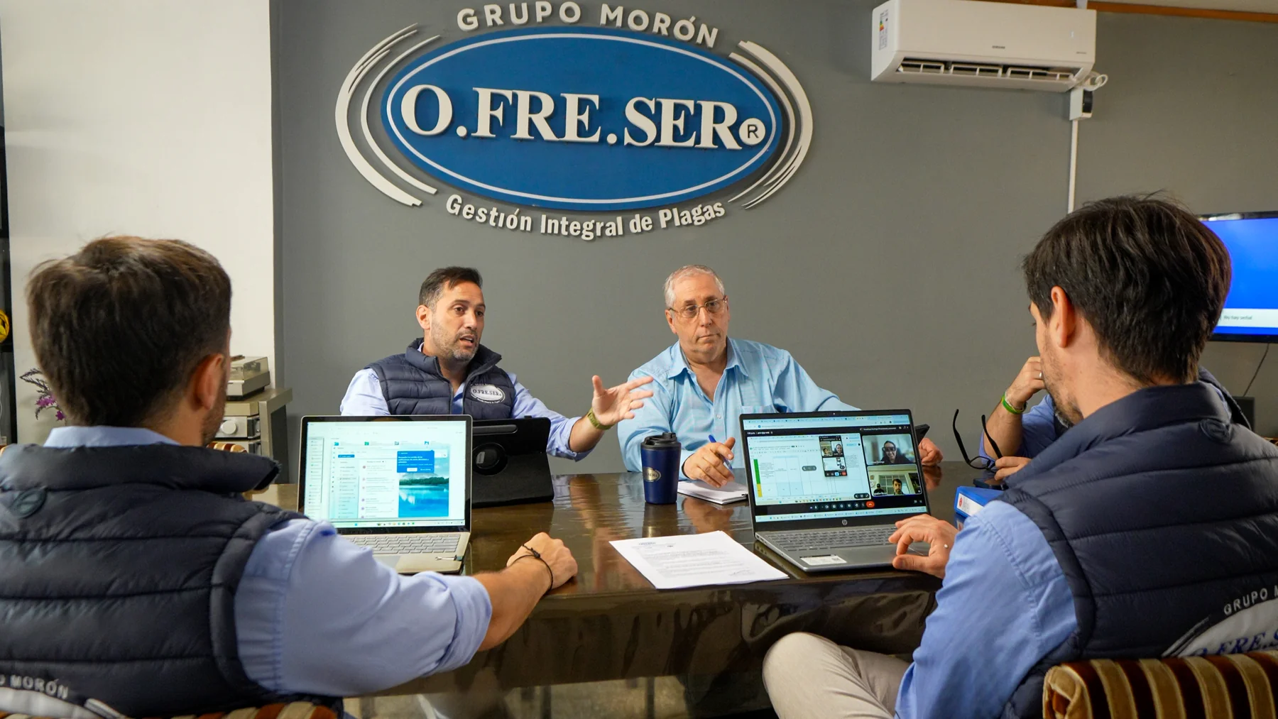 Intercambio técnico grupal del equipo de O.FRE.SER en su sala de reuniones